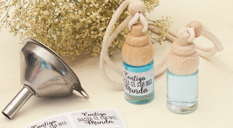 Aprende cómo hacer mini botellitas de souvenirs para regalar ~ lodijoell…   Souvenirs con botellas, Manualidades con botellas de plastico, Manualidades  con botellas