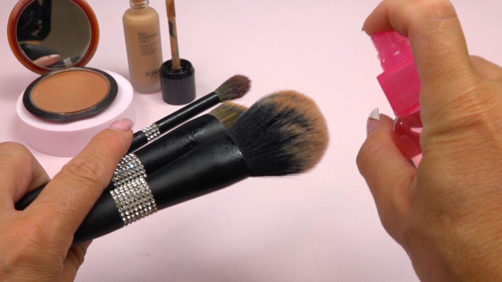 Cómo limpiar brochas de maquillaje: el paso a paso más rápido para